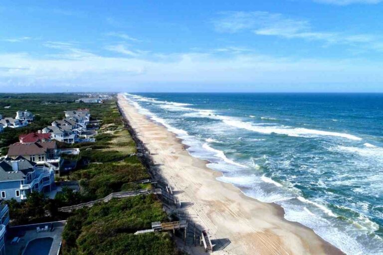 What North Carolina beach is close to Virginia that has a resort or hotel?