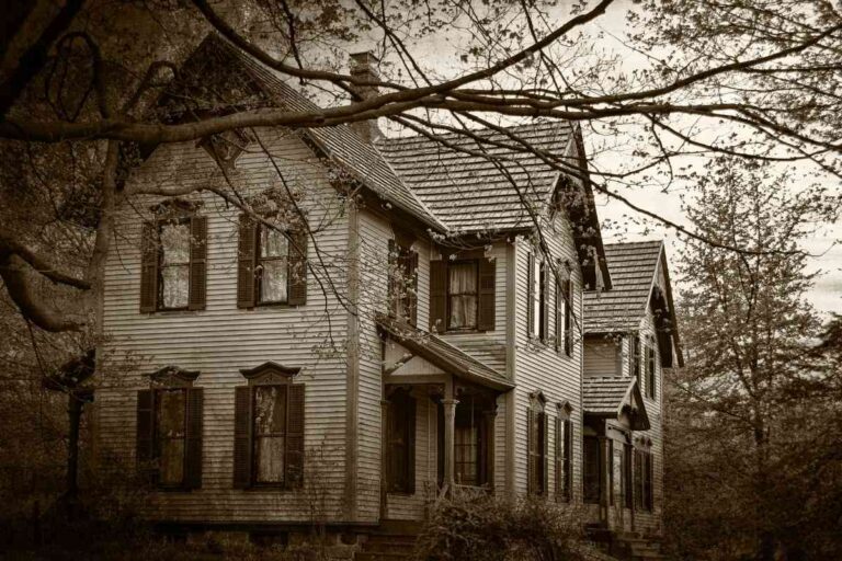 10+ Haunted Houses In & Around Memphis Tennessee